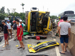 Xe tải chở 50 con trâu lật nghiêng, quốc lộ 1A tắc gần 2 tiếng