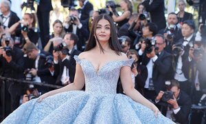 Hoa hậu đẹp nhất mọi thời đại gợi cảm trên thảm đỏ ở tuổi 44