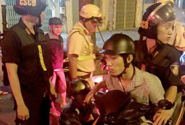 Bắt 2 tên côn đồ cướp xe hàng loạt phụ nữ trong đêm ở TP.HCM