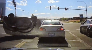 Video: Cảnh sát giao thông suýt chết trong gang tấc khi chiếc xe bay vào đúng nơi vừa rời gót