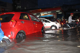 Video: Đường Sài Gòn chìm trong biển nước, xe cộ chết máy la liệt