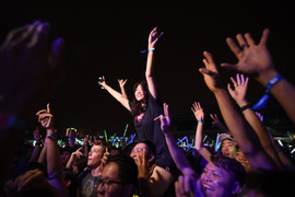 Thiếu nữ xinh đẹp quậy tung bữa tiệc âm nhạc của DJ hàng đầu thế giới ở sân Mỹ Đình