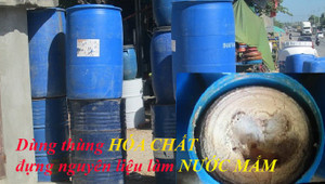 Rùng mình cảnh dùng thùng hóa chất để đựng nguyên liệu làm nước mắm