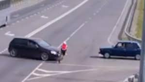 Bị ô tô đâm trực diện, người đạp xe thoát chết thần kỳ