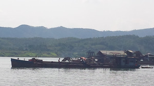 Hàng trăm tàu cuốc ngang nhiên giăng kín sông Đà hút cát, xã hội đen vào tận nhà đe doạ dân