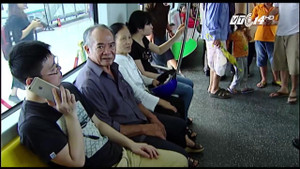 Lần đầu thử đi đường sắt trên cao, người dân chỉ ra nhiều bất cập