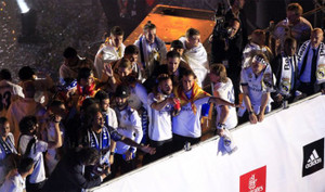 Real Madrid ăn mừng chức vô địch La Liga giữa biển người