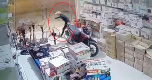 Chủ nhà lao ra truy đuổi, trộm để xe SH cuống cuồng thoát thân