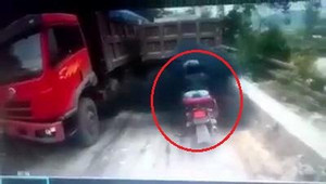 Cố vượt lên phía trước, lái xe máy lĩnh 'trái đắng'