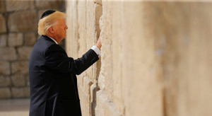 Ông Trump cầu nguyện bên Bức tường Than khóc