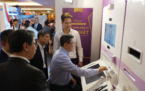 Cục trưởng Cục tin học bất ngờ vì tốc độ xử lý giao dịch LiveBank