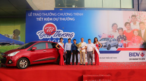 Khách hàng BIDV nhận giải 500 triệu đồng Chương trình tiết kiệm dự thưởng 'Tết yêu thương 2017'