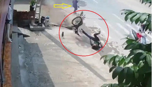 Người đi bộ chần chừ sang đường khiến xe máy gặp nạn thảm khốc