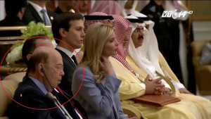 Bộ trưởng Mỹ ngủ gật khi Tổng thống Trump hăng say phát biểu