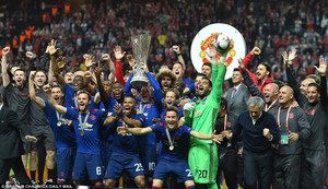 Ảnh: Vô địch Europa League, các cầu thủ MU ăn mừng phấn khích