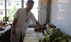 Đắk Lắk: Phẫu thuật thành công ca gãy cột sống do cây đè
