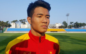 Hà Đức Chinh quyết ghi bàn vào lưới U20 Pháp