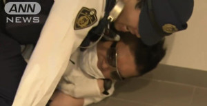 Tên cướp nhọc nhằn chạy trốn, ôm cảnh sát ngã quỵ vì 'hết hơi'