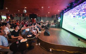 MU vô địch Europa League, cổ động viên Việt Nam vỡ òa hạnh phúc