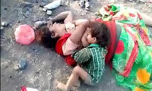 Video: Xót xa bé 17 tháng kêu khóc, đòi bú sữa người mẹ đã chết