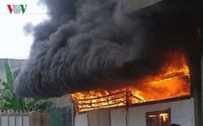 Khói lửa bốc lên nghi ngút tại cửa hàng tạp hóa ở Đồng Nai