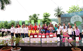 Chia sẻ nụ cười và ước mơ với trẻ em nghèo