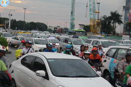 Hàng ngàn phương tiên chôn chân tại cửa ngõ sân bay Tân Sơn Nhất