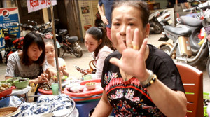 Quán ốc chỉ giao tiếp bằng cử chỉ ở Hà Nội