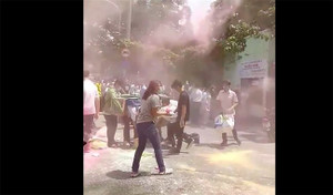 Học sinh 'nhuộm' cổng trường bằng bột màu sau lễ trưởng thành gây xôn xao dư luận