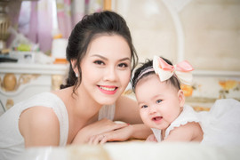 Sau nhiều năm 'ở ẩn', Hoa hậu Đậu Thị Hồng Phúc tái xuất cùng con gái