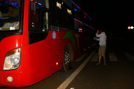 Video: 3 học sinh rủ nhau ném đá xe khách ở Đắk Lắk