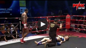 Video hy hữu: Hai võ sĩ Muay Thái dính đòn knock-out cùng lúc
