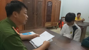 Bắt 3 học sinh ném đá xe khách trong đêm ở Đắk Lắk