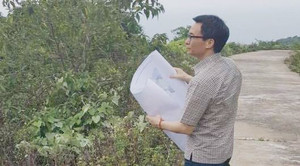 Bất ngờ gặp PTT Vũ Đức Đam một mình khoác ba lô khảo sát Sơn Trà