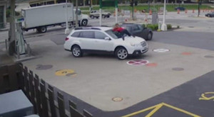 Video: Cô gái phi mình lên nắp capo chặn đứng tên trộm ôtô