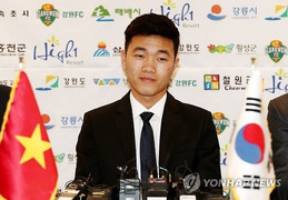 Xuân Trường đưa Gangwon về Việt Nam giao hữu bóng đá