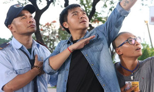 Nhóm MTV hóa thân làm xe ôm, bảo vệ