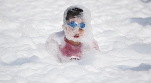 Biển bọt khổng lồ ở Hà Nội khiến hàng trăm em nhỏ phát cuồng