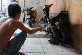 13 giang hồ xăm trổ xông vào nhà đập phá, ném bom xăng đốt xe máy ở Sài Gòn