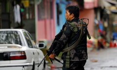 Binh sĩ Philippines đi từng nhà ở Marawi để lùng phiến quân