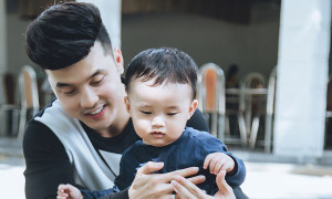 Bố con Ưng Hoàng Phúc siêu đáng yêu trong loạt ảnh mới