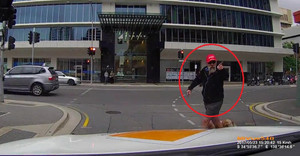 Chỉ tay dằn mặt tài xế ô tô, người đi bộ thô lỗ 'ăn quả đắng'