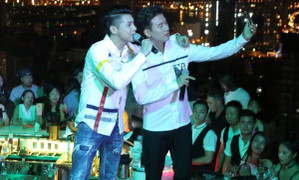 Mặc chứng sợ độ cao, Noo Phước Thịnh và rapper Basick hào hứng hát giữa không trung