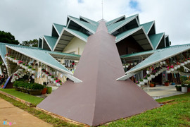 Ngôi nhà 132 mái độc đáo giữa Đà Lạt