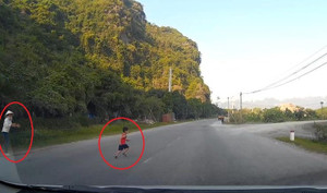 Người lớn bất cẩn để trẻ nhỏ lao sang đường như tên bắn, suýt mất mạng dưới bánh ô tô