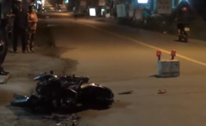 Tông 2 bố con nguy kịch, nam thanh niên dựng xe bỏ chạy