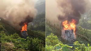 Video: Ô tô 7 chỗ lao xuống vực, bốc cháy ngùn ngụt ở Lào Cai