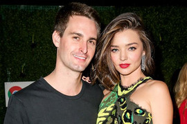 Miranda Kerr hát tặng chồng tỷ phú trong lễ cưới