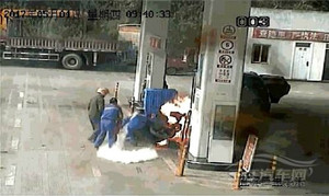 Video: Người đàn ông châm lửa đốt cả cây xăng rồi nhảy vào đám cháy tự thiêu