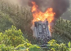 Ô tô lao xuống vực bốc cháy, 1 người may mắn thoát chết